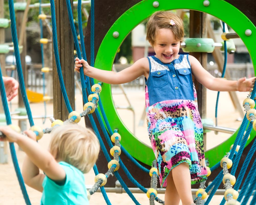 עד כמה מתקני החצר יכולים להשפיע על חינוך הילדים?